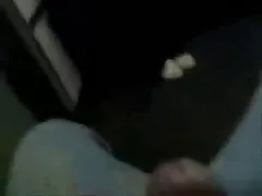 男性露出オナニーし、公共の場で噴出します。