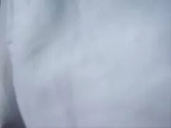 ヌードビーチで毛深い女の子