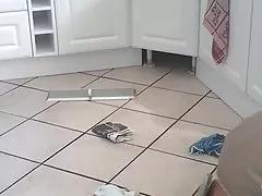 ジョーイの生意気な娘がその体を披露します。