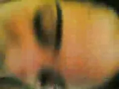 ヴィオラ r ストリップし、彼女のソファでオナニー