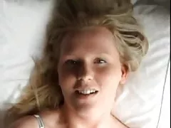 ヘアリープッシー金髪ディルドを満たしています。