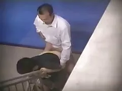 彼女の白いぽっちゃりからぶら下がっている妻長い陰毛