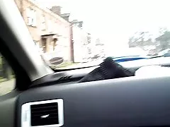 セクシーなブルネットのストリップと屋外のソファの上に自慰行為