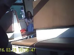 いくつかをしようとしている成熟した女性は f70 で男.