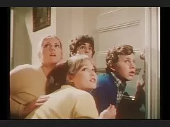 アナスタシア ルクス裸のストリップし、単独での猫をこすり