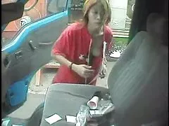 巨乳十代のかわいこちゃんは、巨根を見ながらうめき声