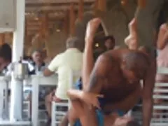 白い雌犬はぬいぐるみのお尻のコックを取得します