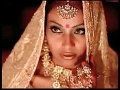 リビング ルームで長髪イケメン クリームパイ