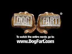 汚れた白のお母さんは 2 つの大きな黒いコック