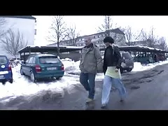 犯される若い男の子の寝室でホットママ