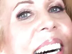 歳の女性を魅了します。