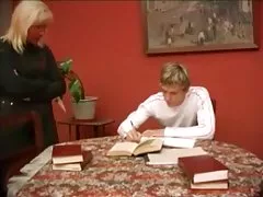 熟女熟女教師が生徒をファックします。