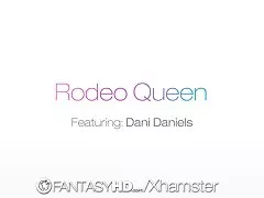 大きなへその私のぬれた毛むくじゃらの猫を運指