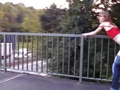 彼女の毛むくじゃらの猫とお尻をトリミング