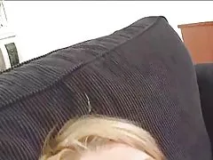 アジア可愛い人は興奮を吸うソーセージ