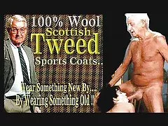 金髪のセクシーなラウンジで猫吸い込ま、ソファの上で犯さを取得します。