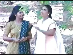 ミニのスカートでセクシーな毛むくじゃらのおばあちゃん