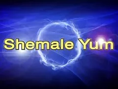 美しい赤毛洗浄彼女の毛むくじゃらの猫、ピット、いいおっぱい