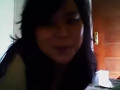 カルメンは、毛むくじゃらの茂みをカールします。