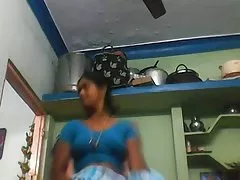 ぽっちゃり毛ロシアのママのガレージでボーイファックします。