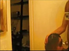 ホット ブロンドの女の子は彼女の毛猫に犯される