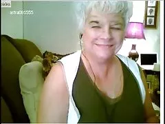 フランシーヌ マカリスターは、若くて毛深いオマンコにおもちゃを使用します。