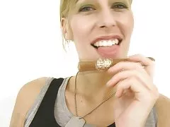 私の毛むくじゃらのガール フレンドは、hdden カムの私のディックと楽しい時を過す