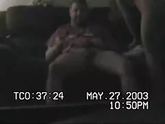 隠されたカメラとソファにベビーシッター吸う