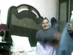 空腹のアラブの女性。アマチュア