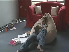 セクシーな毛深い熟女の指し、彼女の猫のおもちゃ