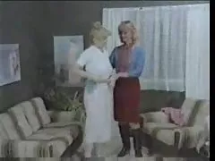 毛むくじゃらの猫とセクシーな熟母