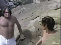 指を愛撫します。