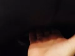 彼女の裸の陰部を彼女のパンストを引っ張ってください。