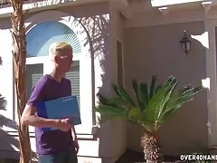 タチアナは、自慰行為が続くお風呂を楽しんでいます