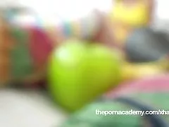 かわいいの毛深い金髪の女の子をいじる