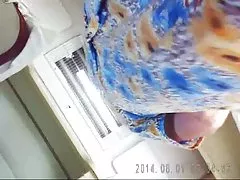 カール - 自然な女の子は、彼女の体をこすり