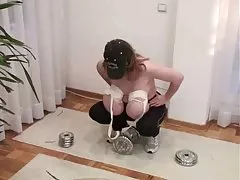 Caresing 彼女のクリトリスに触れて自分のソフトの毛むくじゃらの茂みを