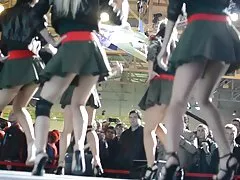 彼女の柔らかい毛猫マウンドを明らかに彼女のパジャマをプルダウンします。