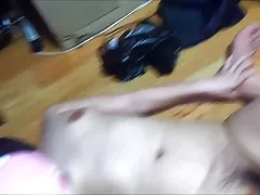 興味深いウェブカメラ ビデオ - 十代の少女は彼女の猫をくすぐり