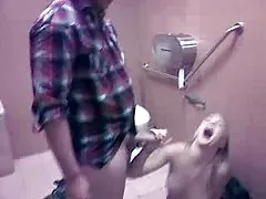 若い美しさはクソする前にディック enthousiastically を吸う