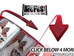 タイトなお尻と毛むくじゃらの猫