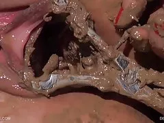 毛むくじゃらの 26 歳の時、彼はとても暑い