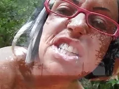 妻が自分のソフトの毛むくじゃらの猫をこすり