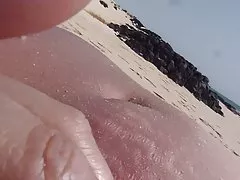 男はブルネットの売春婦のサックを見るし、ソファの上の大きな黒いコックを取る