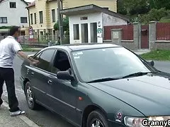 スリムで毛深い赤ん坊は bvr のオナニー