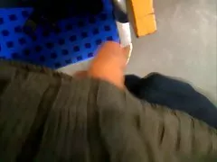 若い角質のシックな masterbates 黒い乳首は毛むくじゃらの猫をこすり