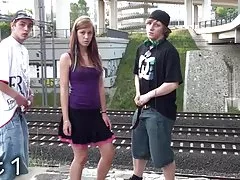 毛むくじゃらの猫とアジアの 10 代は 2 つのコックを処理します。