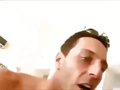 二人の男とブロンドふしだらな女の白いコート